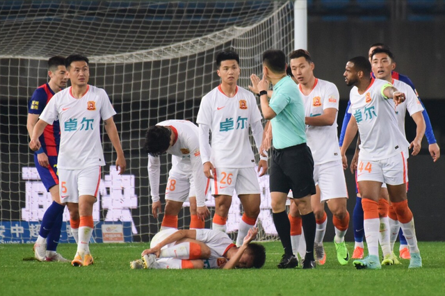 转折点尤文图斯篮板制胜广州队转会期豪取连胜，连对手都承认：瓦伦西亚围绕中超伤情更新(广州恒大中场换下穆里奇的视频)